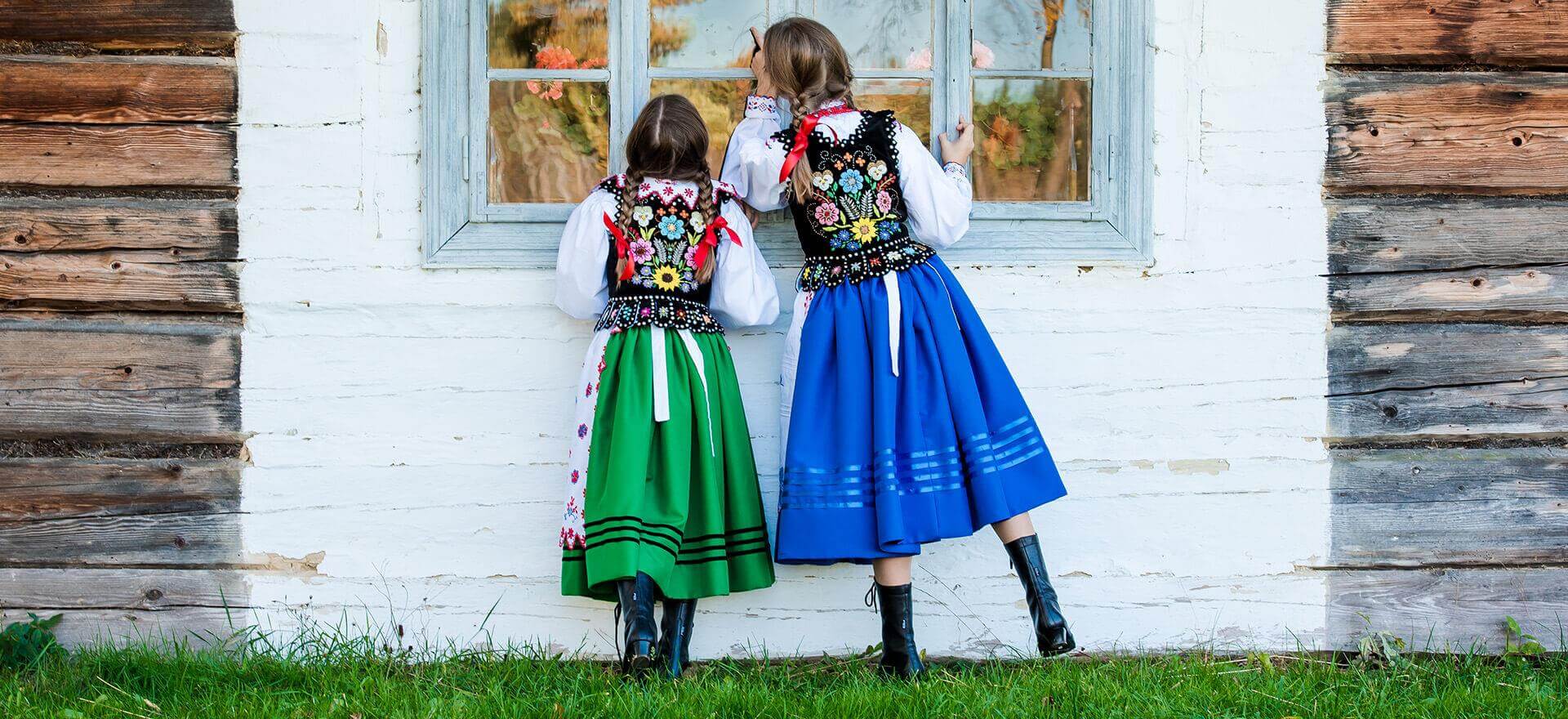 dwie dziewczynki w polskich strojach folkowych